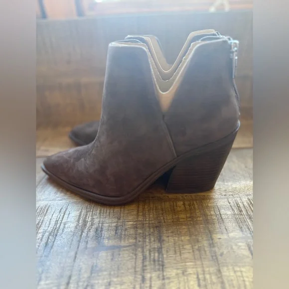 Vince Camuto Gigietta Brown Suede Western Ankle Booties NWOT Size 8 - Picture 3 of 10